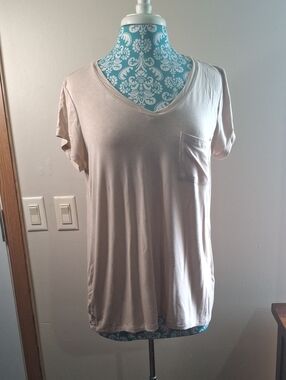 Cable & Gauge Women's V-Neck Pocket Tee in Light Beige